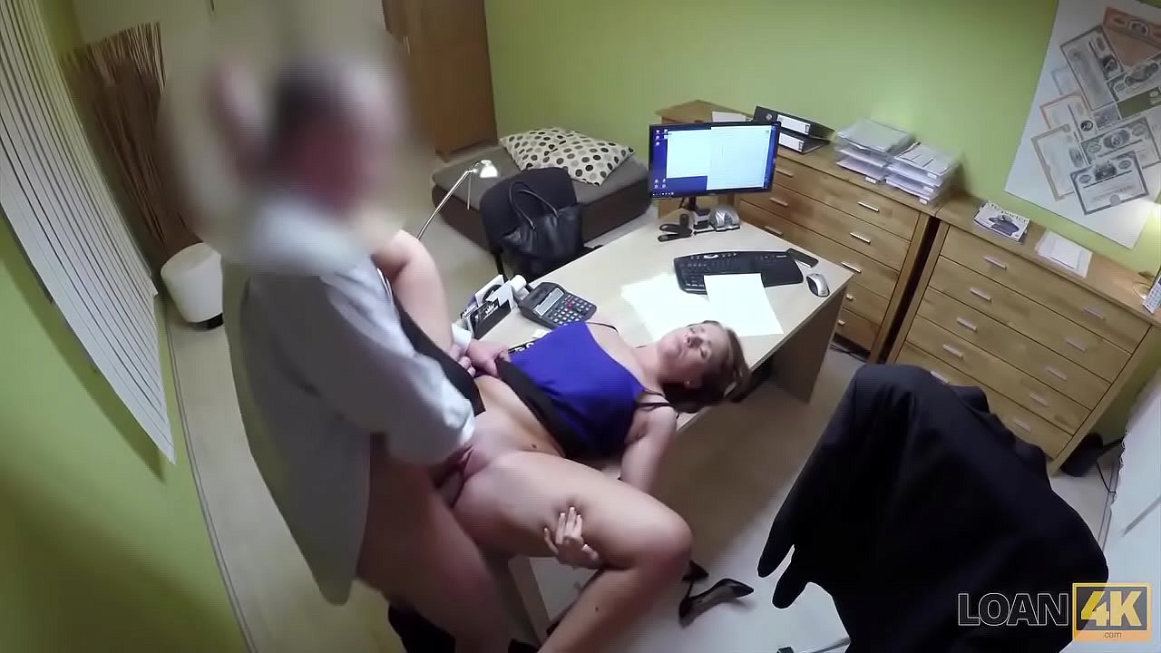 LOAN4K. Blonde vient a lagence de pret et a le sexe sauvage pour de largent