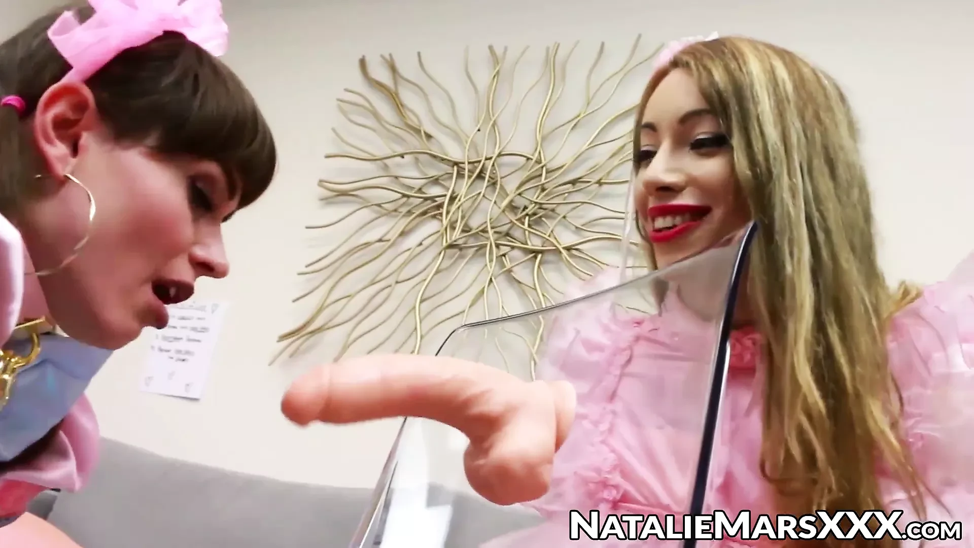Sissy tranny Natalie Mars speelt met wulpse blondine