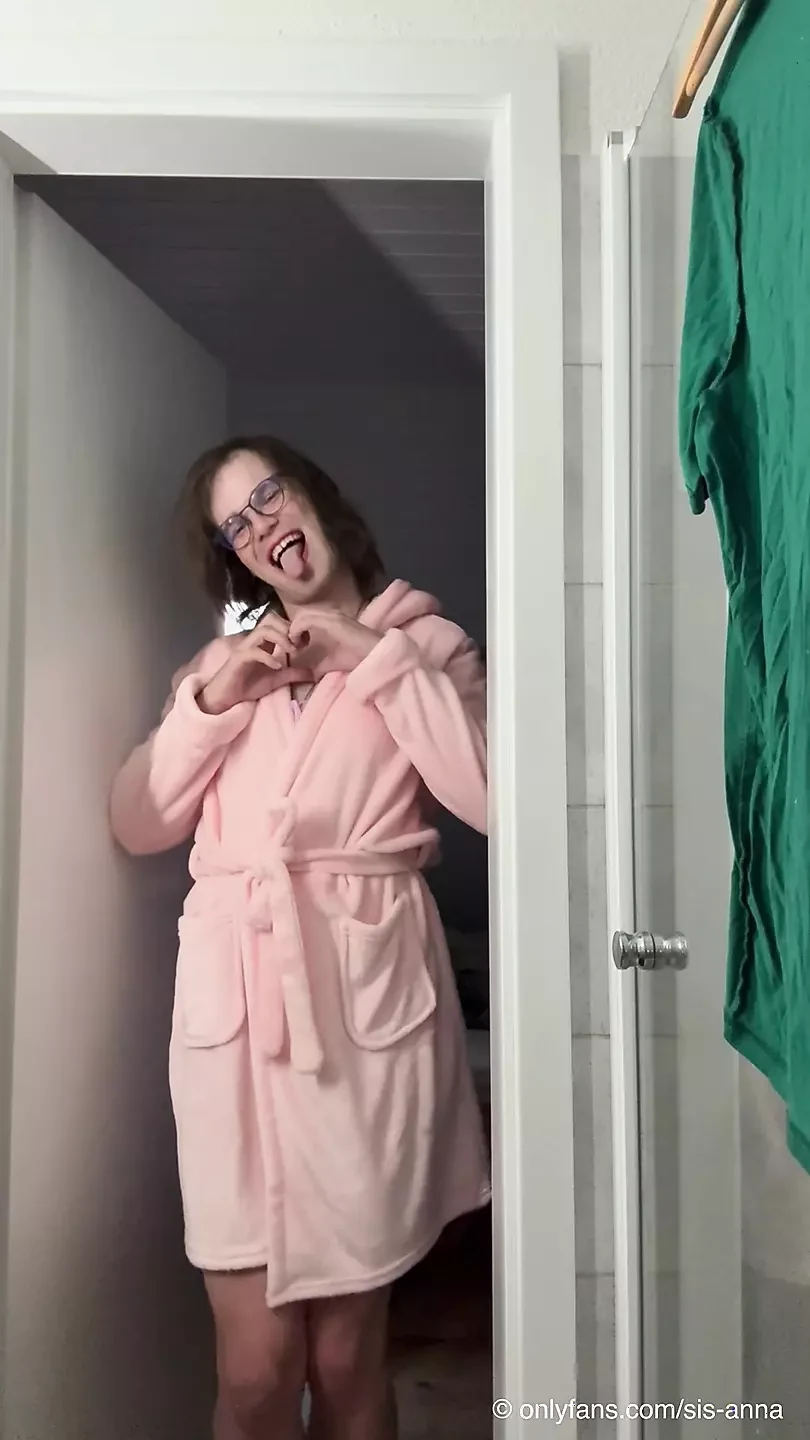 Sissygirl Anna Taking a Shower with Her Dildo