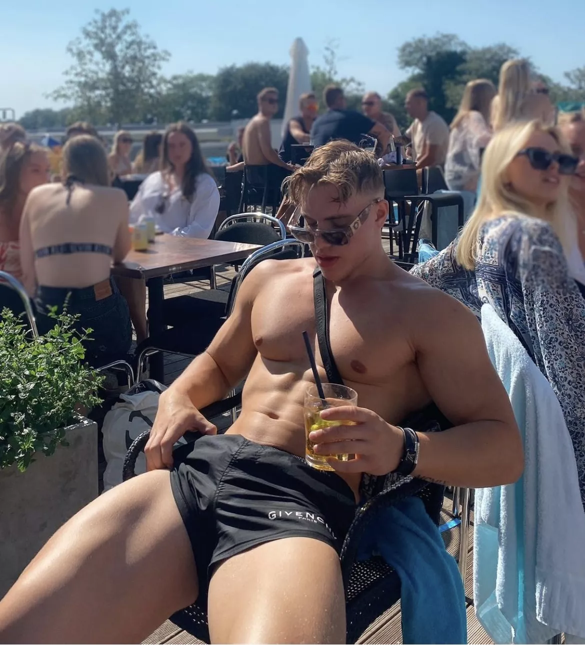 Oliver Forslin nudes : Pecs