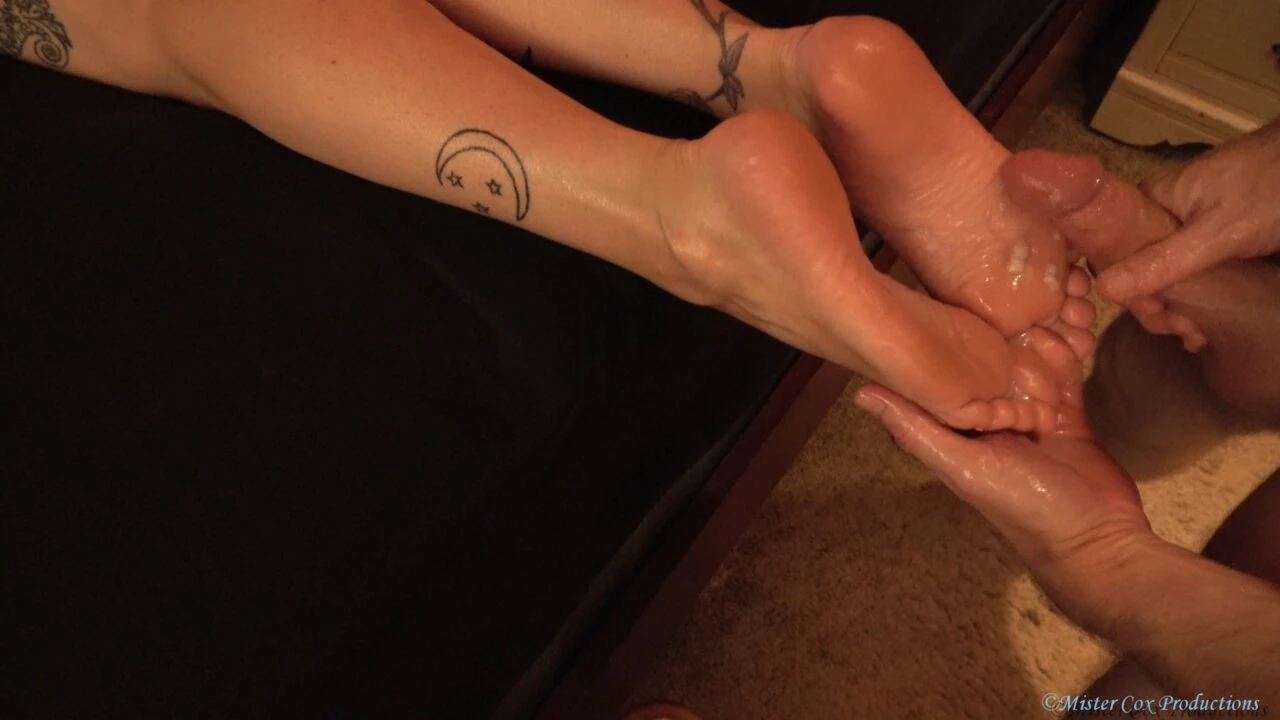 Foot Fetish Stepson Uses Stepmoms Bare Feet to Relieve Himself