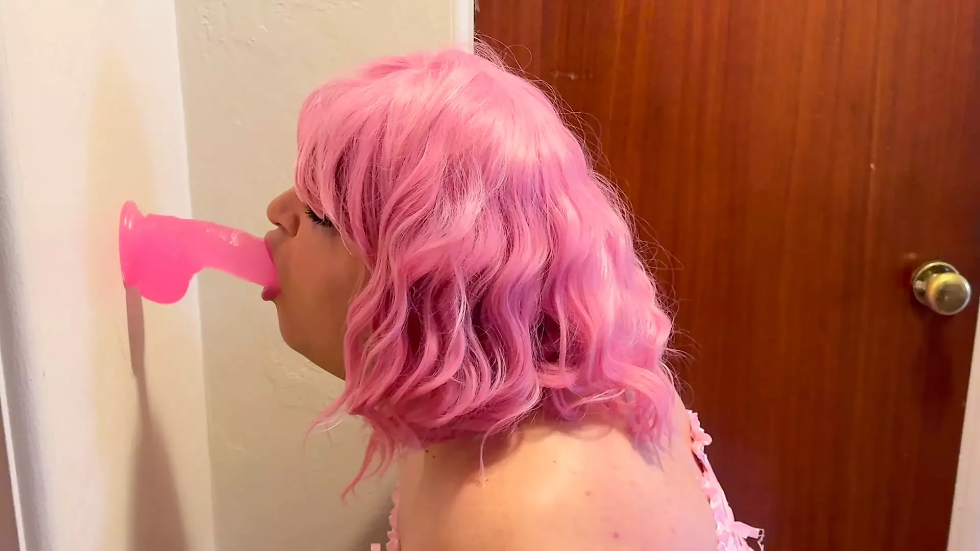Pink Sissy Dildo Suck: Shemale Amateur Amateur Porn feat. Sissy Shelby Kiss