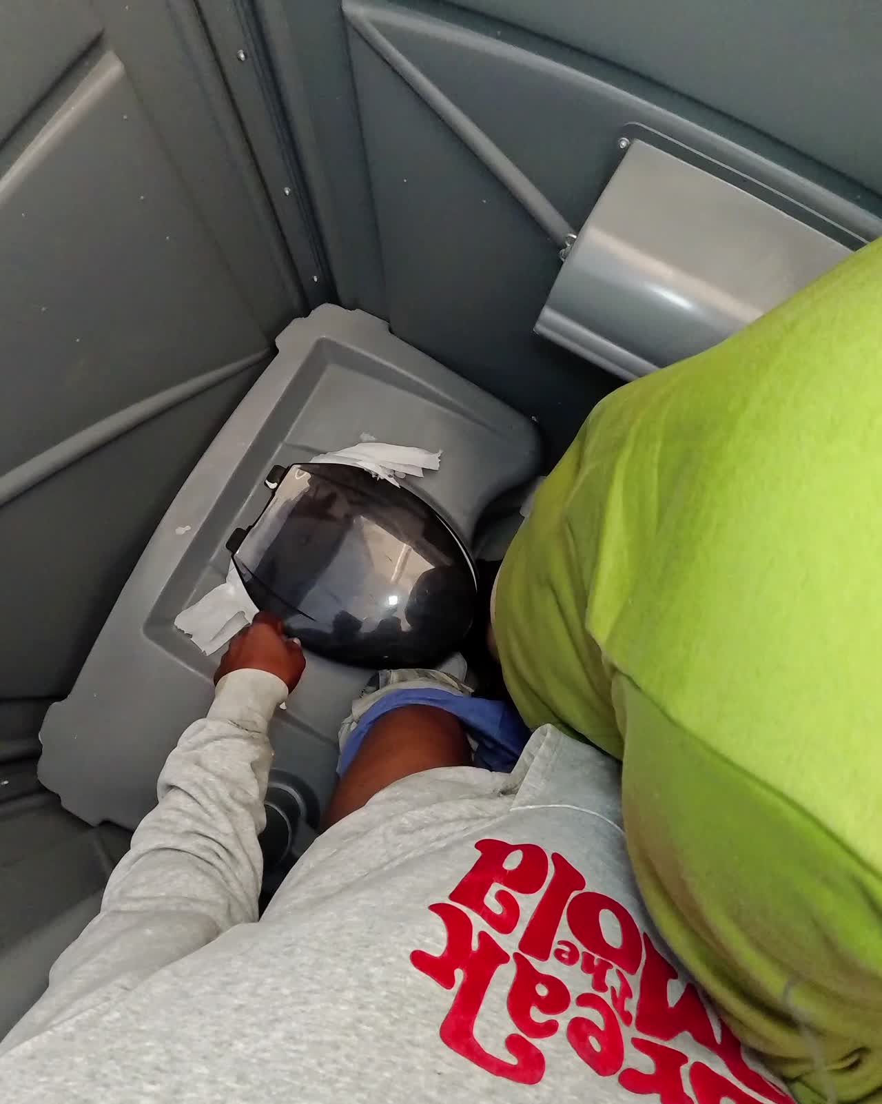 BLACK GUY FUCKS BIGGBUTT2XL IN A PORTA POTTY IN PHILLY