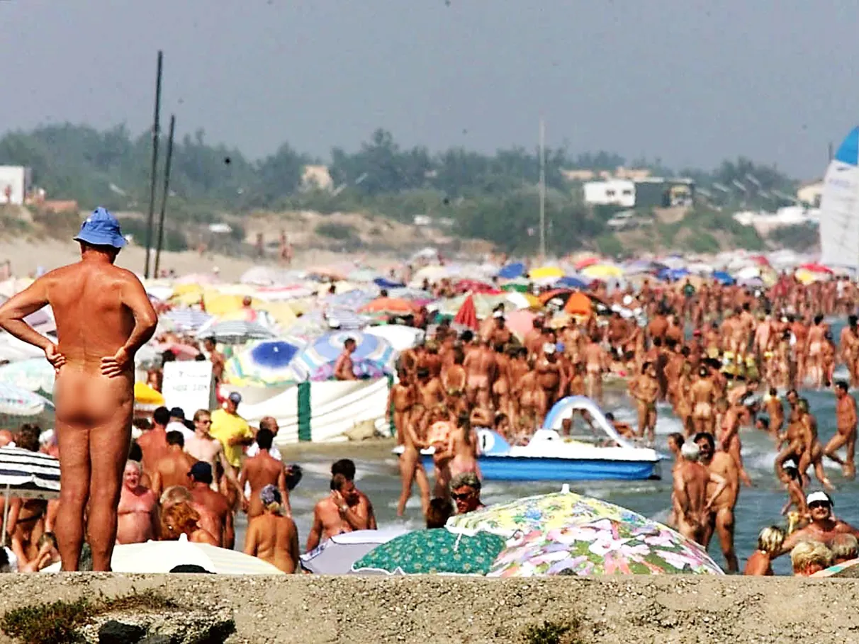 Conheça a cidade francesa onde é proibido usar roupas