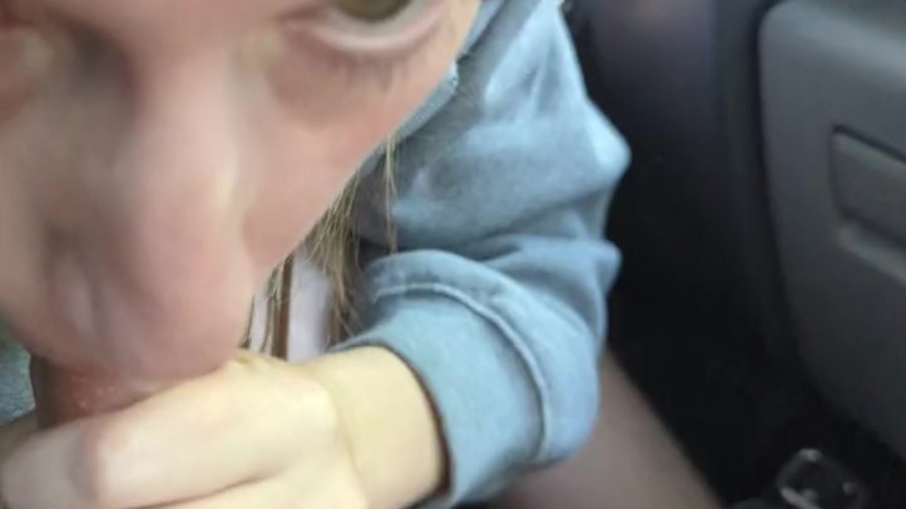 Blonde gives blowjob to stranger in a public park amateur Vidéos Porno