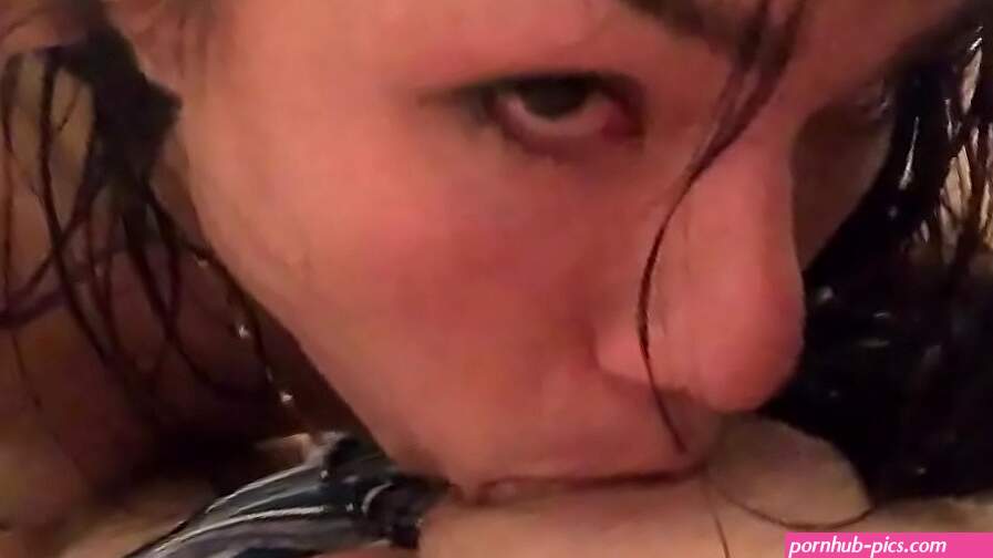 sexy latina trans chupando polla