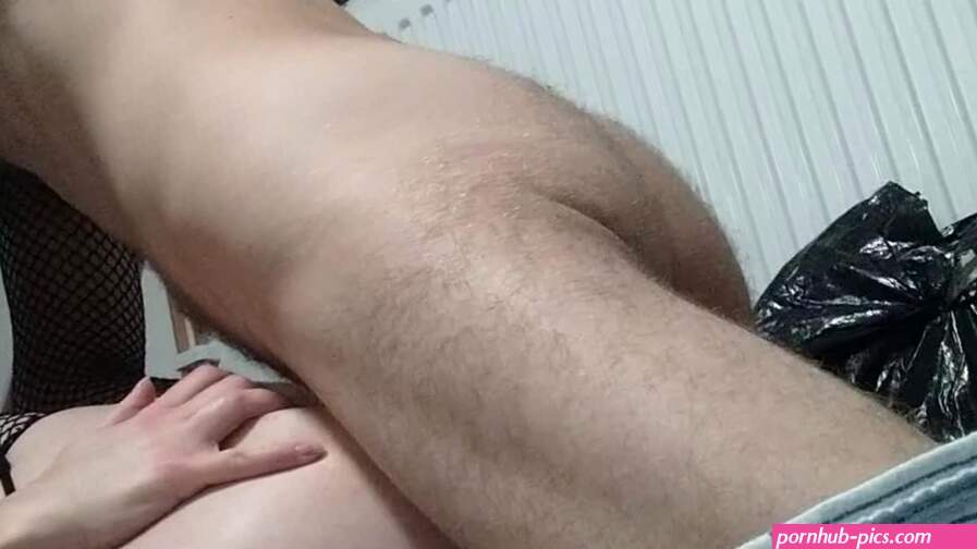 Filling her pussy with piss