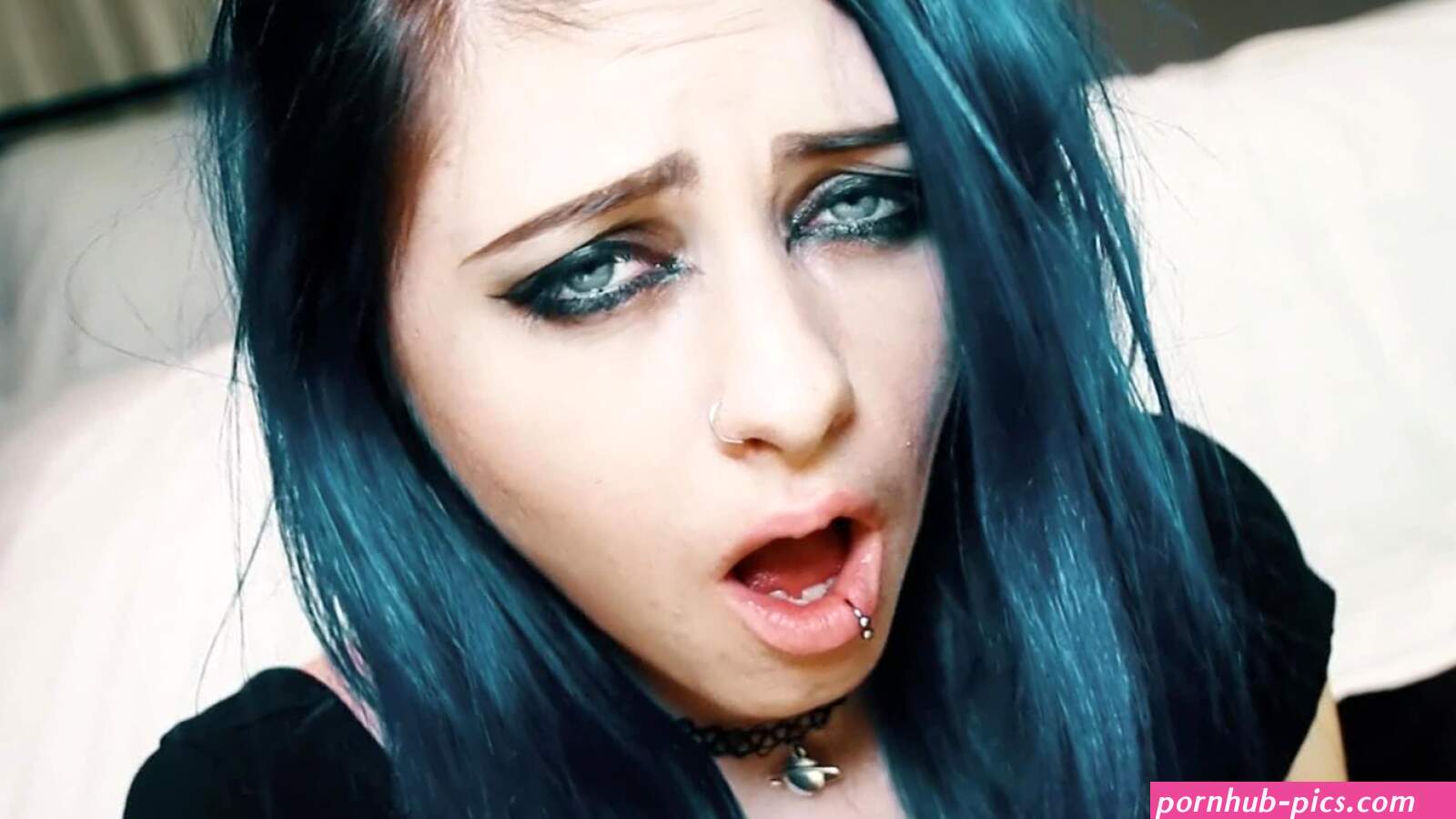 Jade Skye scheurt haar poesje uit elkaar met een seksspeeltje