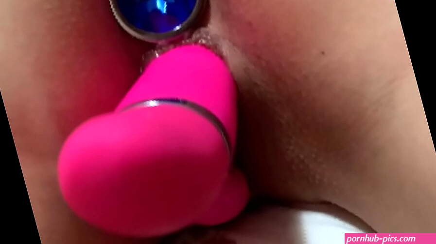 Rebolando com um vibrador na bunda e outro no Cu ! Rolling around with a dildo in the ass and another in the ass!