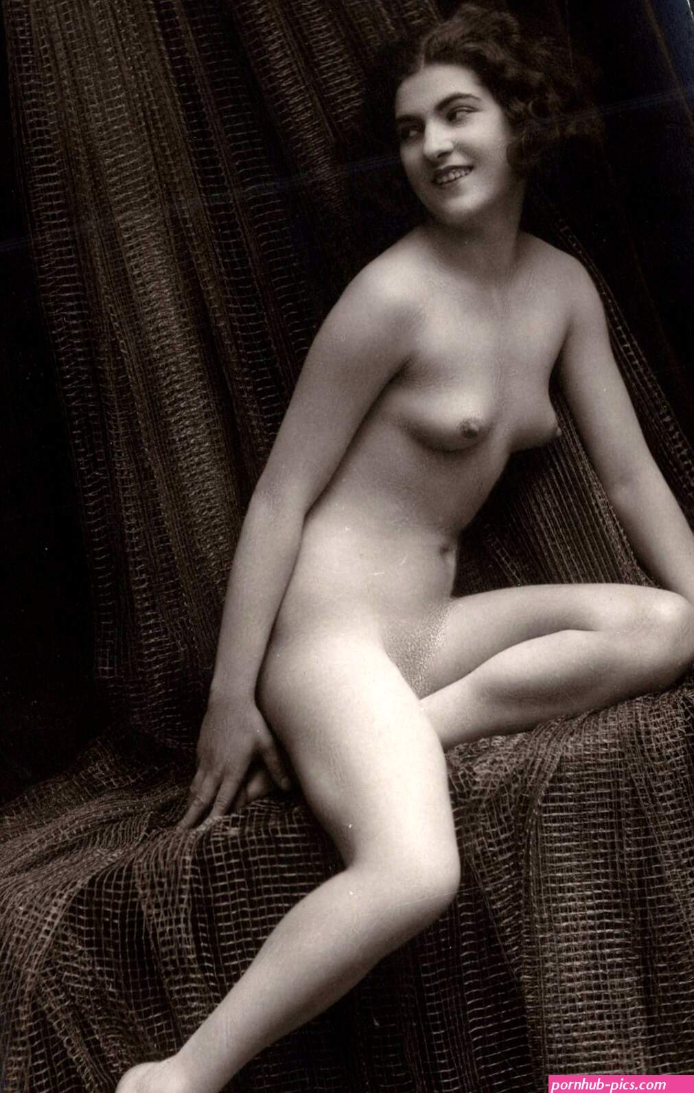 VINTAGE NUDE PHOTOGRAPH : BY LUCIEN WALERY AS YRELAW : FRENCH ART DECO MODEL