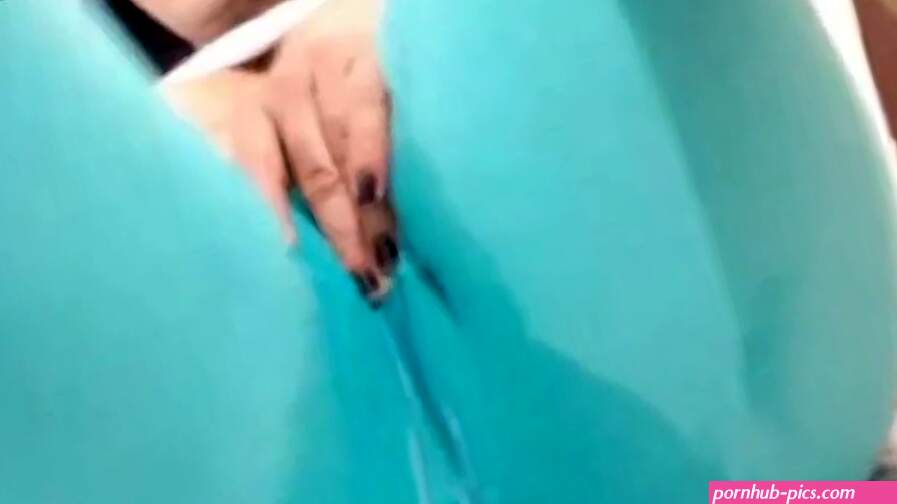 Squirting Through Leggings Porno Videos