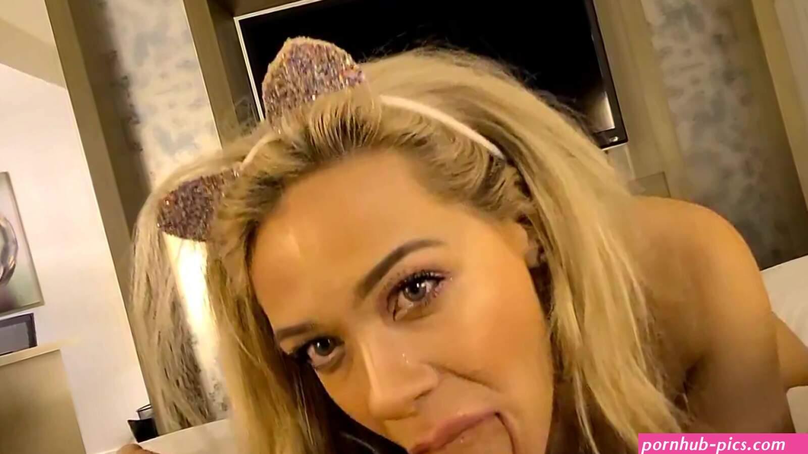 Blonde cutie make sensual Eye Contact BJ and gets Full Mouth of cum