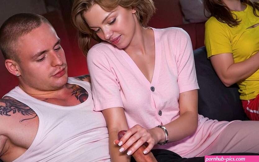 Mijn stiefzus weerhoudt me er niet van om seks te hebben met mijn vriendin