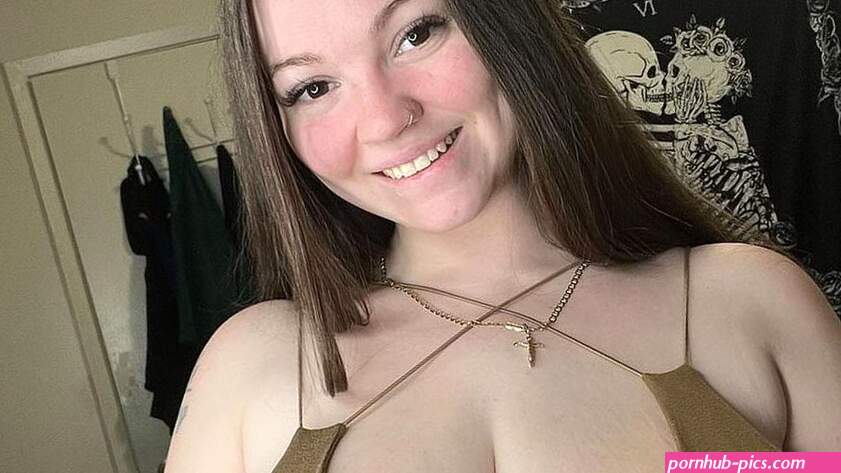 27-year-old mother with SIZE P breasts furiously claps back at haters who told her to get a boob reduction after she was shamed by teachers for not wearing a bra during school