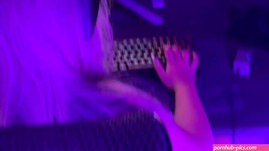 Freeuse GF gets fucked while playing valorant