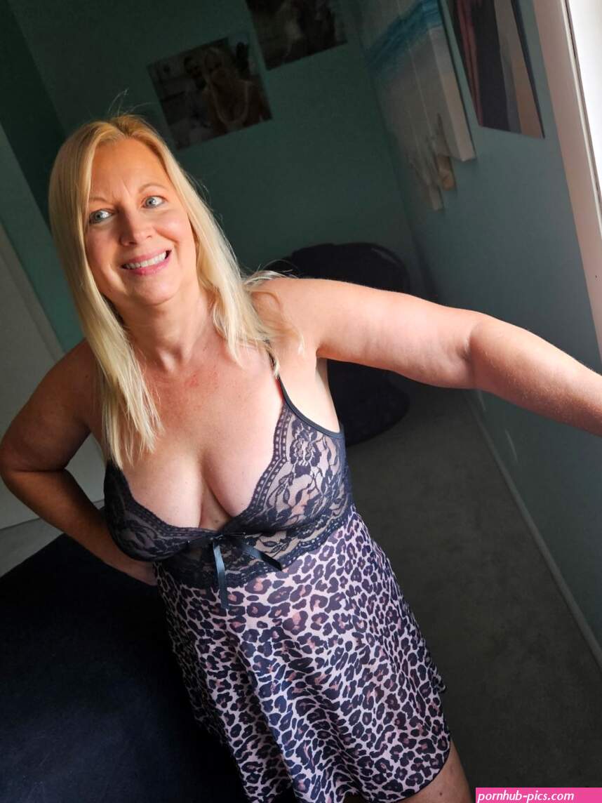 Married Slut Getting Ready To Fuck