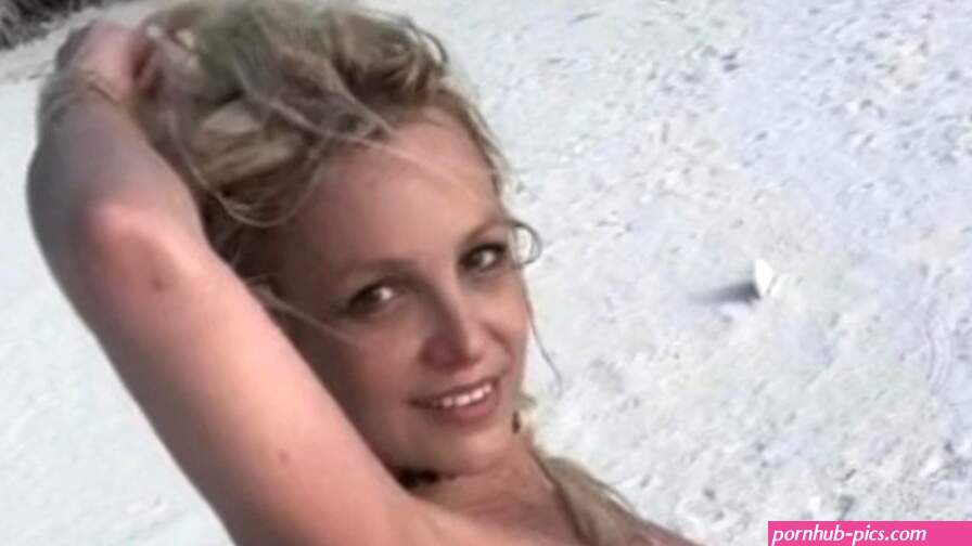 Britney Spears goes fully nude in new holiday photos