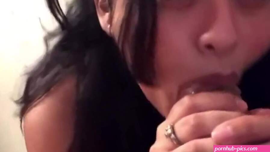 ASMR POV Latina Milf zuigt close-up pijpbeurt