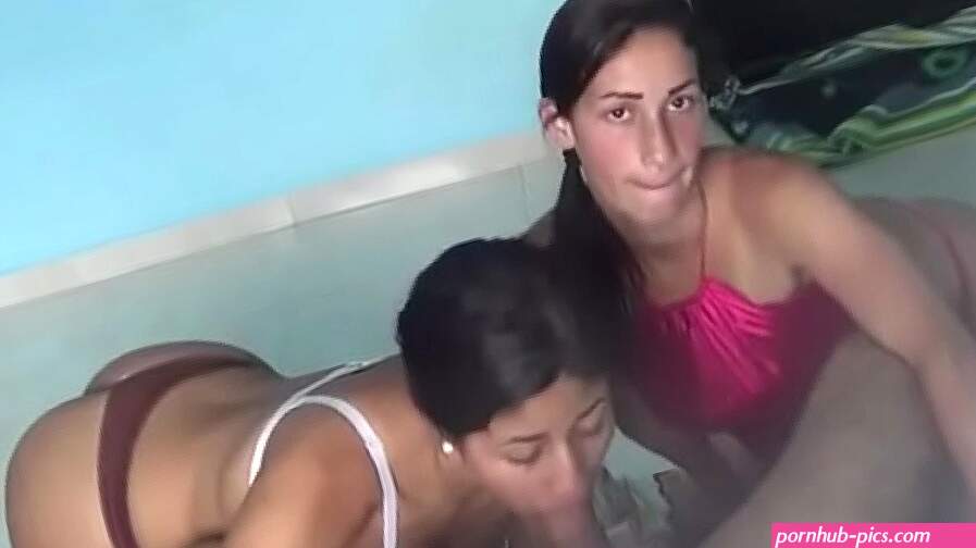 Dos latinas mamando una verga