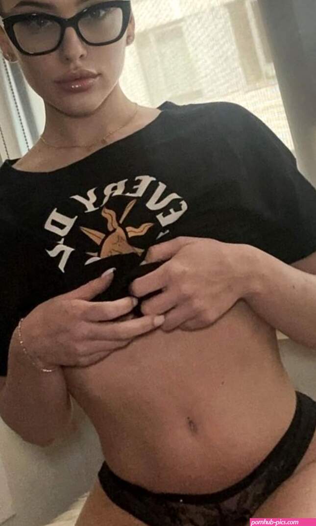 Sexy blonde slim thicc Georgia Peach