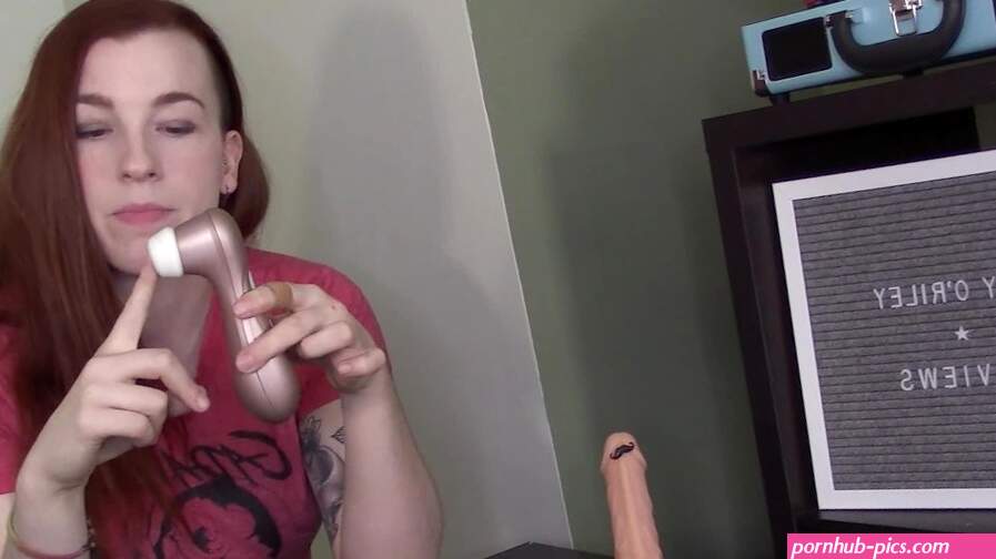 Lily ORiley Reviewing the Satisfyer Pro 2 SFW