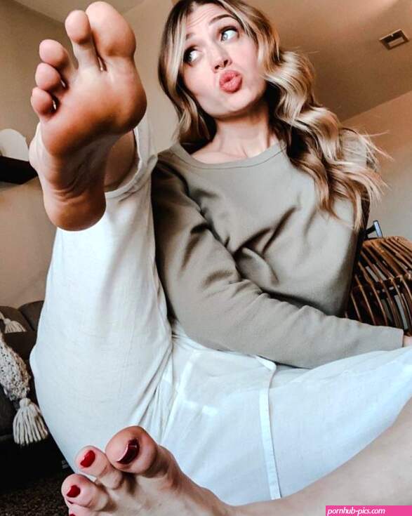 Cute feet pic. Youre welcome for more sexy feet content little foot fetish addicts