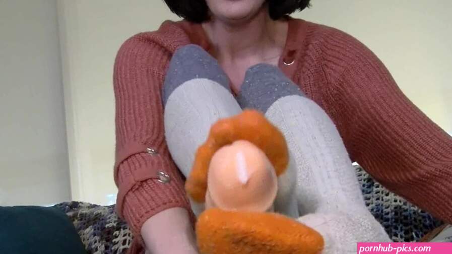 Sneaky Sockjob van Grote Stiefzus