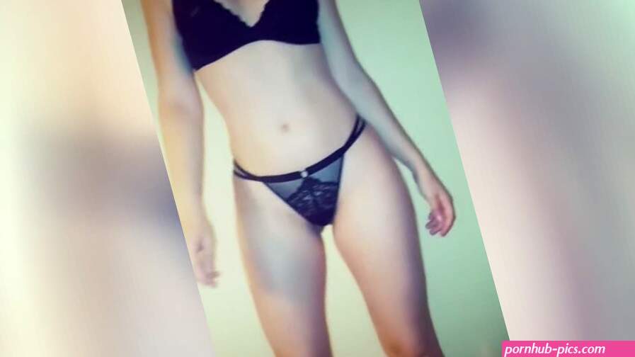 A hot teen does a sexy nude dance challenge