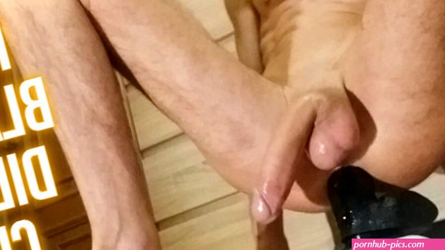 BWC twink berijdt gigantische zwarte anale dildo en komt klaar