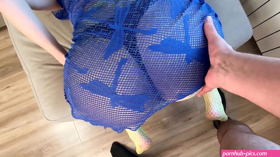 Paid the Courier with a Blowjob and Allowed her to Cum in Herself