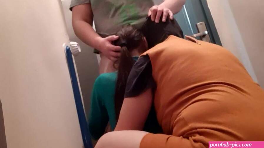 Two girls paid for the delivery of goods with a courier with sex