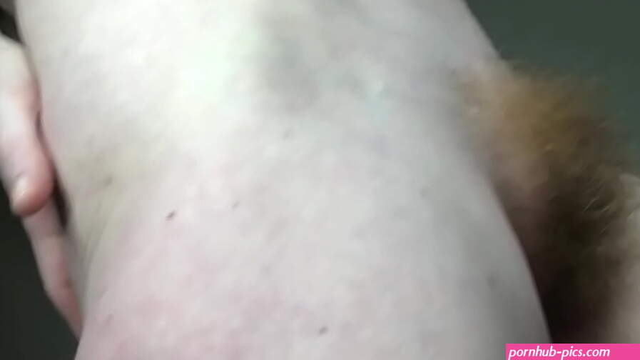 Hippie Milf brush long red pussy hair with hairbrush closeup