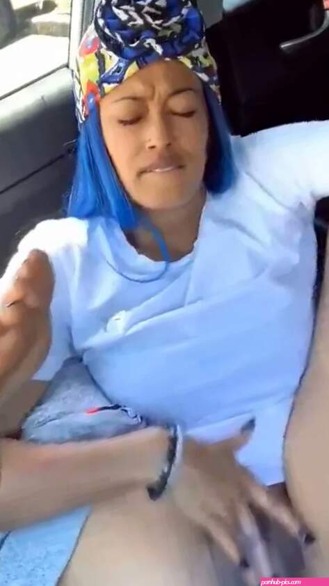 Girl takes break to finger herself in the car