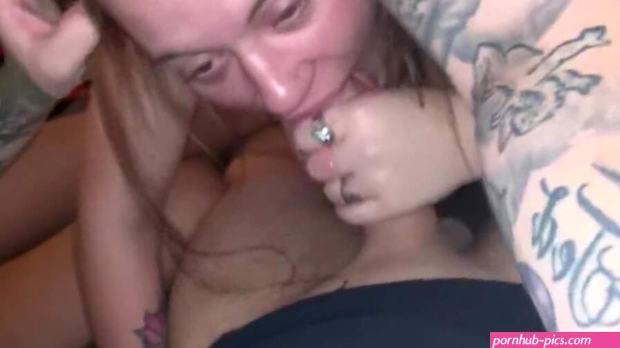 POV dyb hals blowjob med to sluts og en heldig fyr