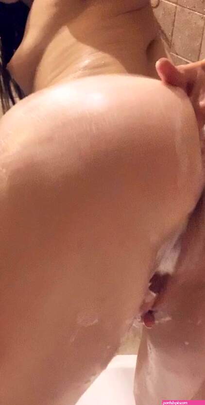 A Younger Ellie Leen Fingers Her Asshole In The Shower
