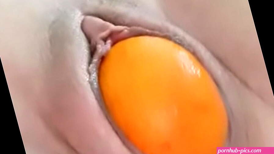 Milf woman cumshot fruit in pussy