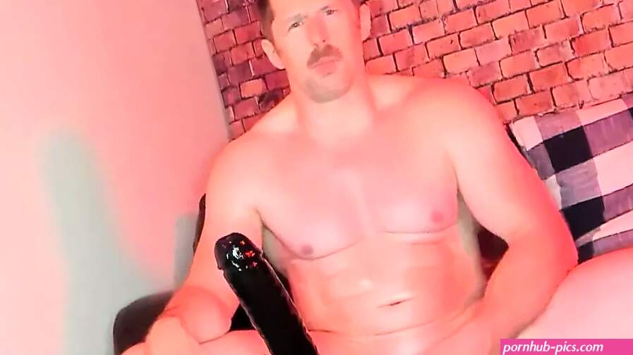 Beefy Guy Fuck Himself with Dildo: American Gay Big Cock Porn