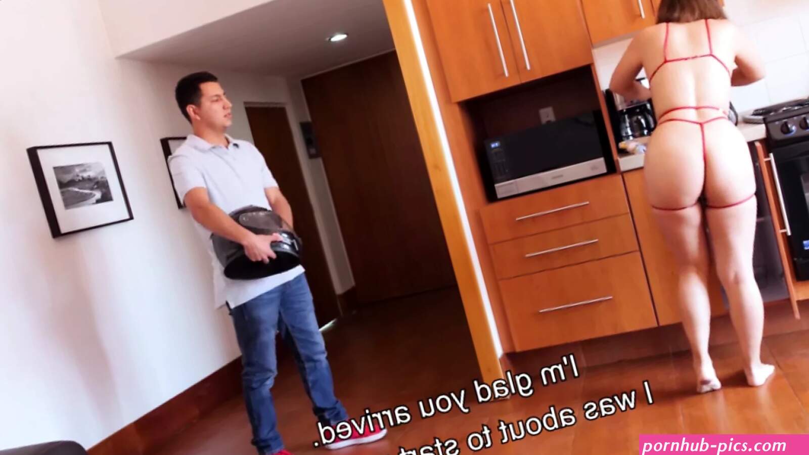 Mei Cornejo neukt de bezorger