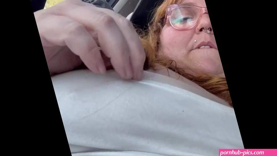 BBW PLAYS IN CAR ON BUSY STREET