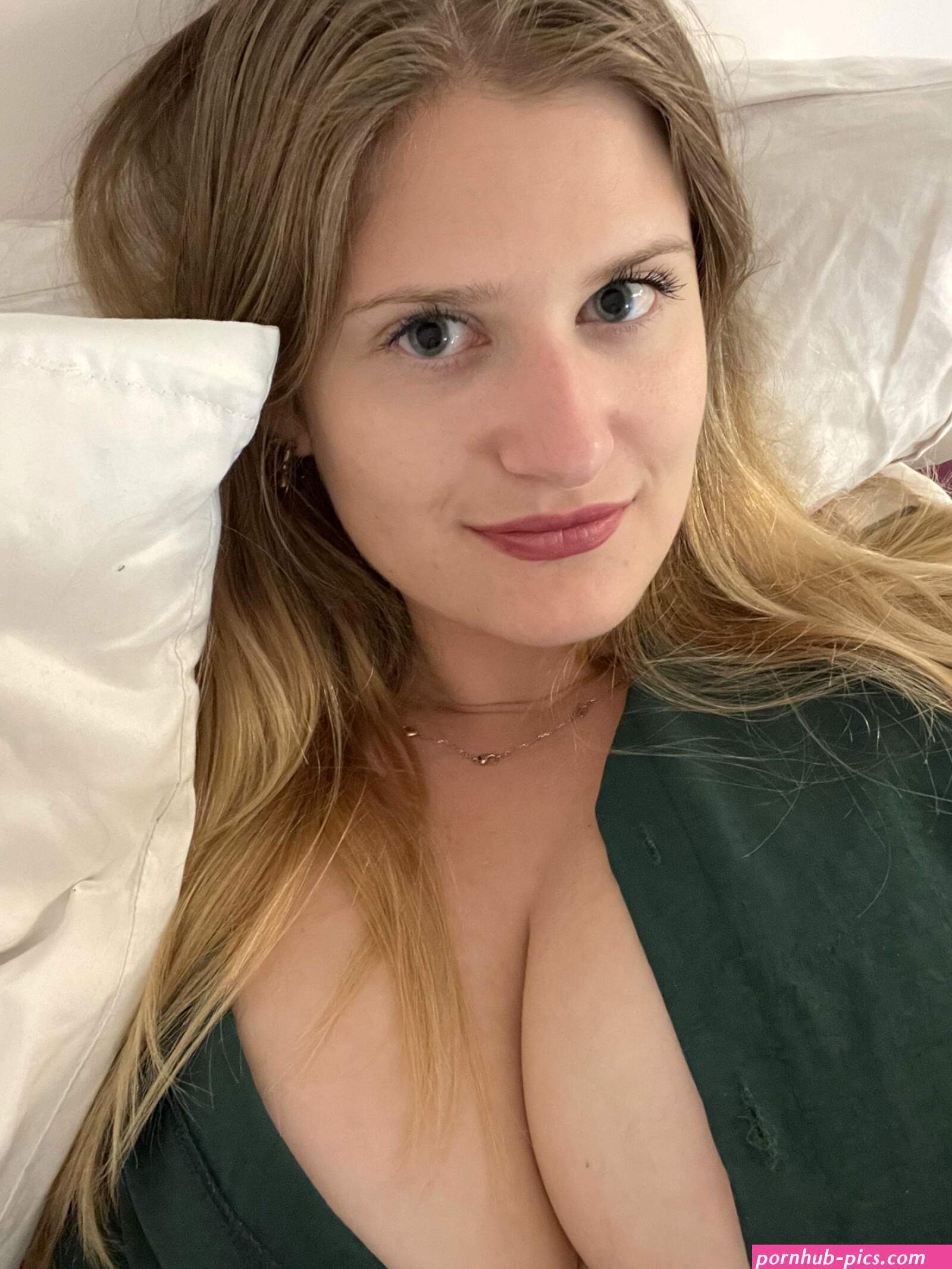 A busty woman showed off her body in the nude