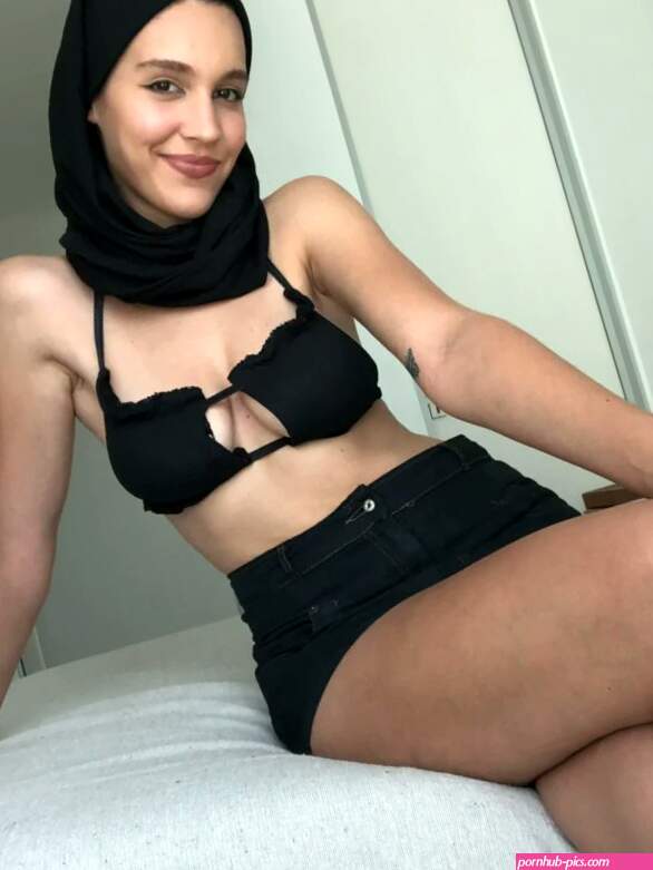 2. Clara Blanc Meet Clara Blanc