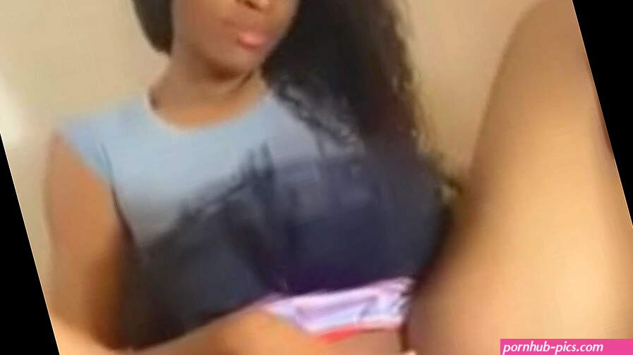 Ébène noir chatte ovale se masturbe devant la camera