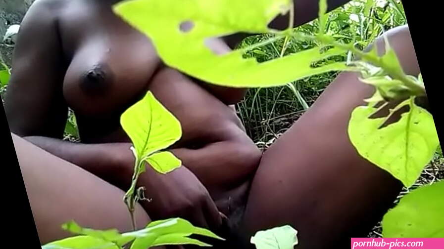 Africaine tribale se doigte dans le bois