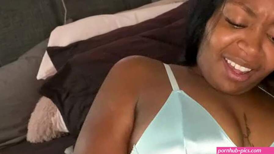 Black fille se doigte en solo