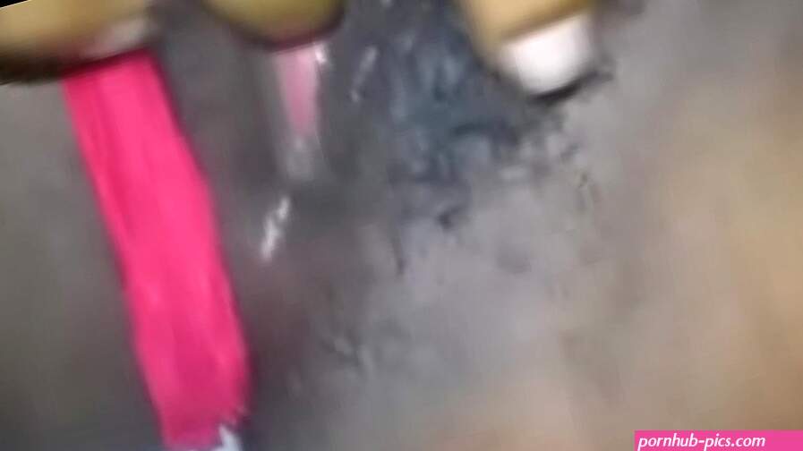 Femme noire existante se masturbe