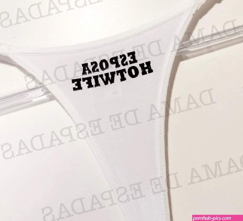 Conjunto Underboob branco ou preto com estampa ESPOSA HOTWIFE N 374 em preto.