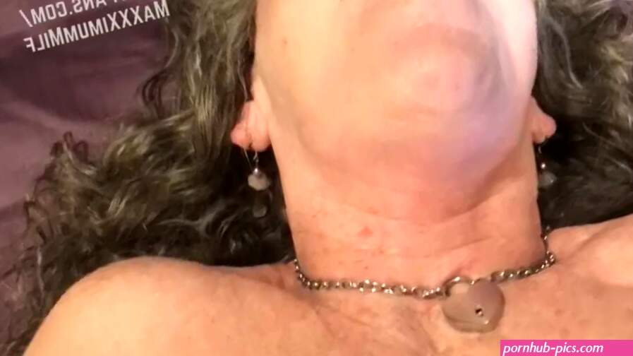 Sexy GILF poesje en kont neuken POV! Vol op FANSLY!