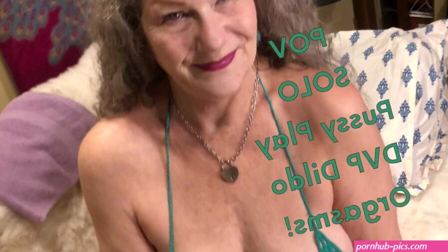 Hot GILF micro bikini POV solo orgasmes met DVP dildos! Vol op Fansly!