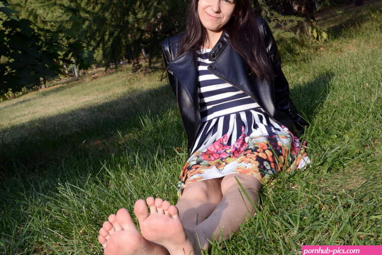 19 year old beauty Sonya shows off her sexy bare feet in a public park Part 1 of 6