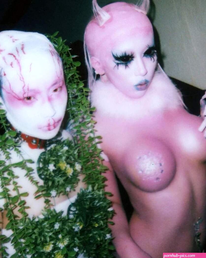 Tokyos Real-Life Alien Girl: Sunny Bunny Cupcake An Avant-Garde Street Fashion Icon Like Never Bef sabukaru